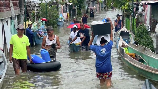 Вместо авто на каноэ: тайфуном затопило города на Филиппинах ― видео - Sputnik Беларусь