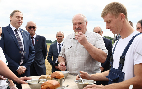 Александр Лукашенко в ходе рабочей поездки в Гродненскую область 3 августа пообедал с трактористами. - Sputnik Беларусь
