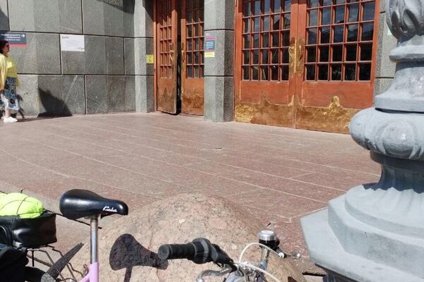 Попасть к пригородным кассам Ярославского вокзала с велосипедом через эти двери не получится: здание нужно объехать - Sputnik Беларусь