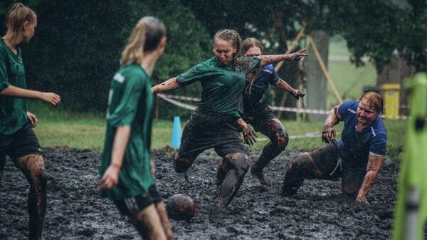 Грязные игры: как играли в болотный футбол под Гродно - Sputnik Беларусь