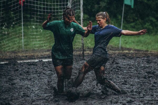 Грязные игры: как играли в болотный футбол под Гродно - Sputnik Беларусь