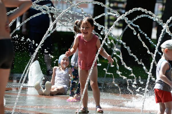 Во время жары целыми компаниями собираются у городских фонтанов - Sputnik Беларусь