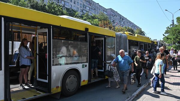 Пассажирский автобус на остановке общественного транспорта - Sputnik Беларусь