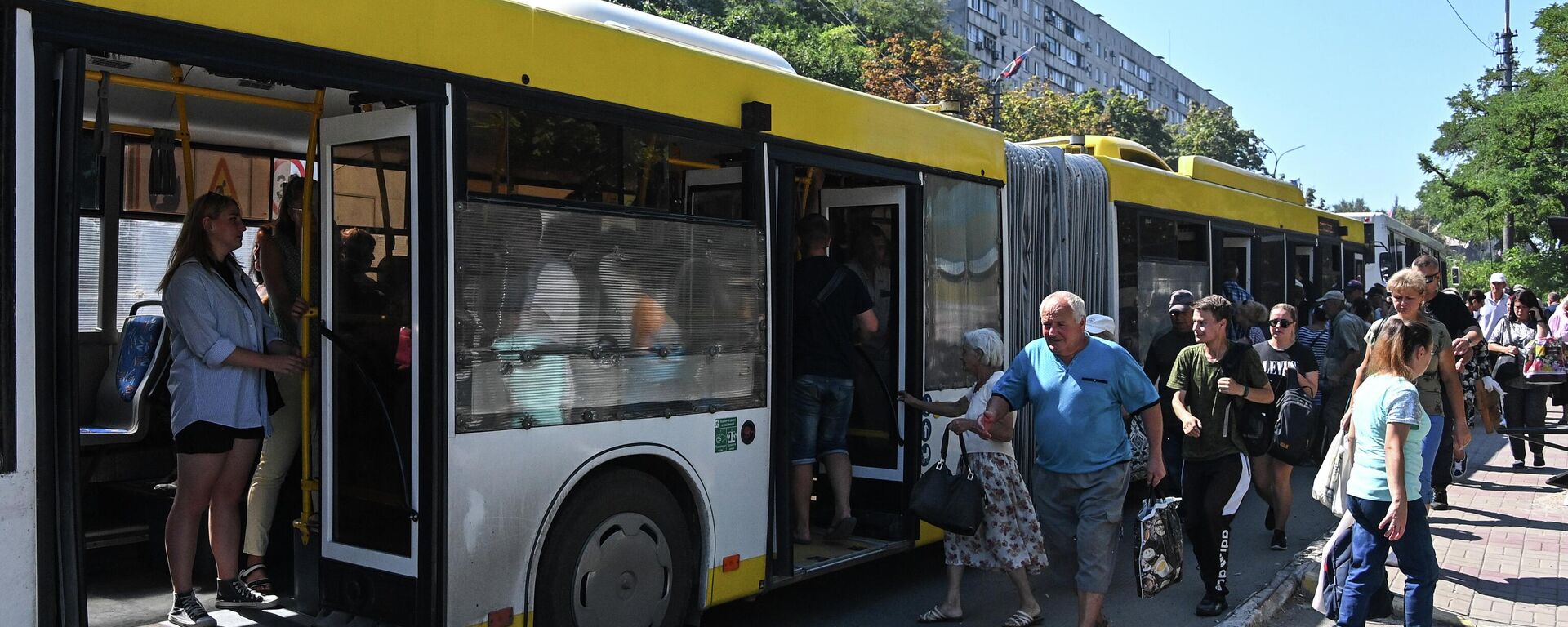 Пассажирский автобус на остановке общественного транспорта - Sputnik Беларусь, 1920, 26.07.2025