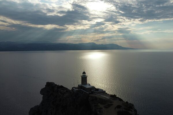 Маяк Мелагави, также известный как маяк Герайон, на полуострове Аргилаос примерно в 100 километрах к западу от Афин, Греция. Маяк был построен в 1897 году. - Sputnik Беларусь