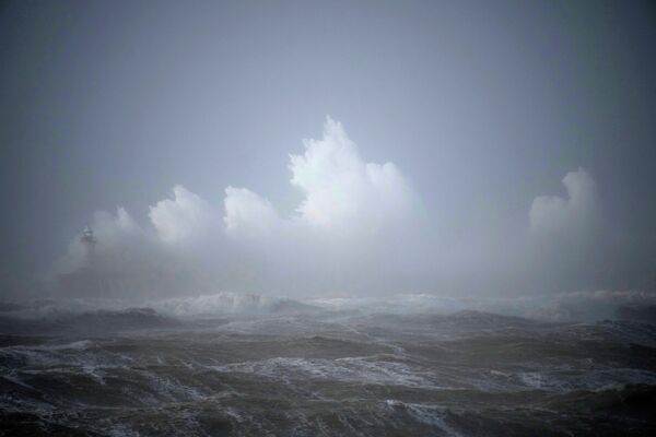 Волны разбиваются о волнорез и маяк в гавани Ньюхейвена - Sputnik Беларусь