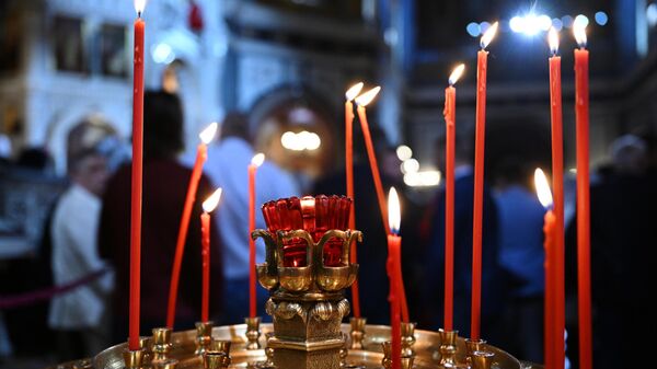 Свечи, зажженные прихожанами в храме - Sputnik Беларусь