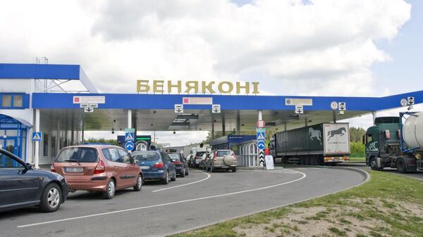 Пассажир автобуса напал на таможенника в ПП Бенякони – видео - Sputnik Беларусь