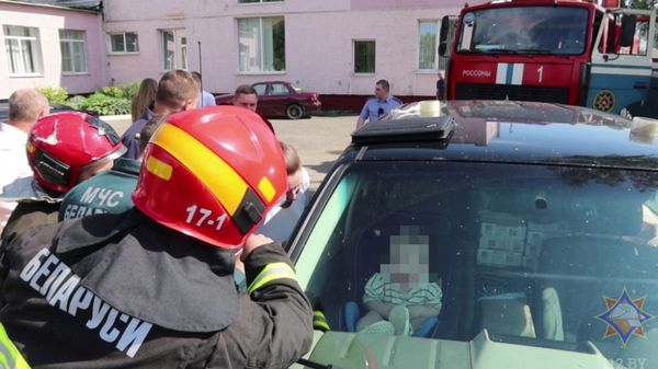 Пожарные спасли ребенка, оказавшегося запертым в машине – видео - Sputnik Беларусь