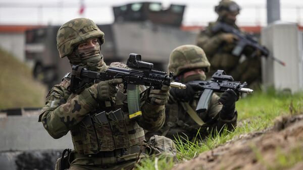 Польские солдаты занимают позиции во время военных учений - Sputnik Беларусь