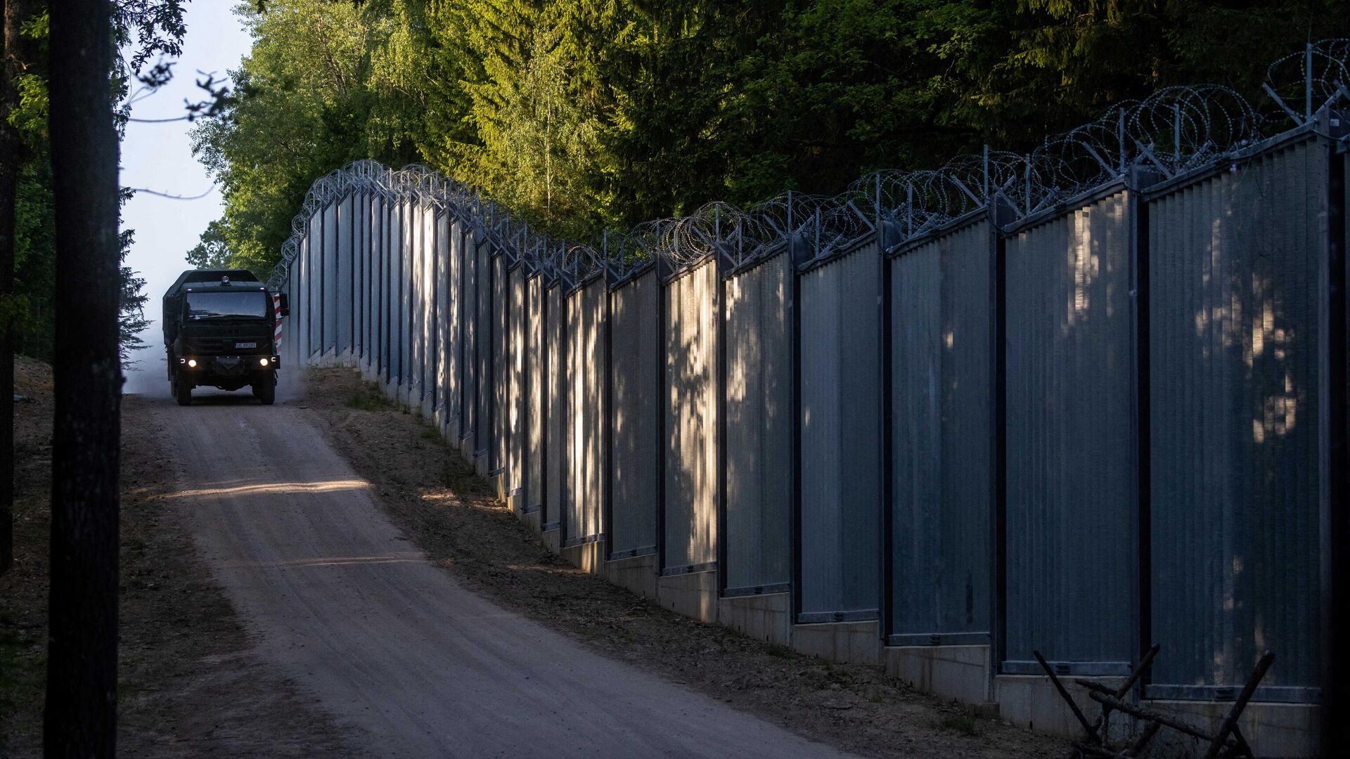 Пограничники патрулируют вдоль пограничной стены на польско-белорусской границе недалеко от Беловежи, восточная Польша - Sputnik Беларусь, 1920, 22.08.2023