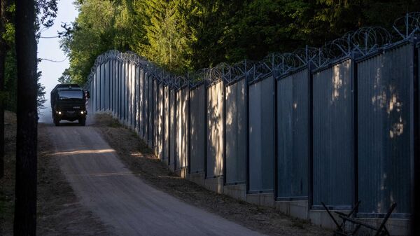 Пограничники патрулируют вдоль пограничной стены на польско-белорусской границе недалеко от Беловежи, восточная Польша - Sputnik Беларусь