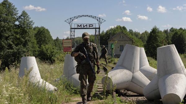 Польские военнослужащие патрулируют территорию вокруг польско-белорусской границы в Гобятах, Польша - Sputnik Беларусь