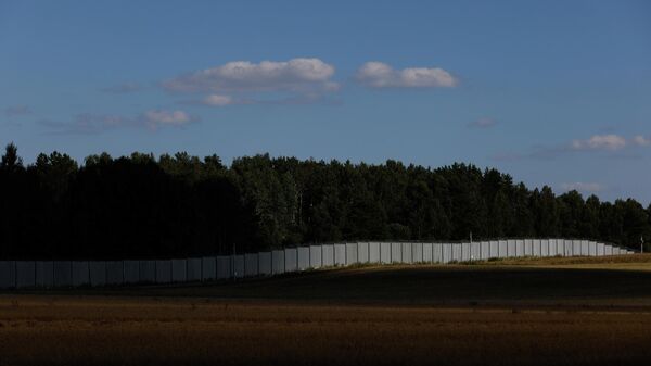 Металлическая стена на границе между Польшей и Беларусью, в Юровлянах, Польша - Sputnik Беларусь