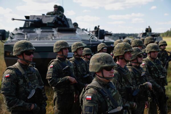 Численность польских военнослужащих будет доведена до уровня 2021 года, когда разразился миграционный кризис в регионе. - Sputnik Беларусь