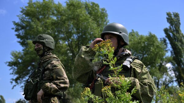 Военнослужащие ВС РФ на огневой позиции на Купянском направлении - Sputnik Беларусь