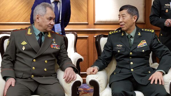 Министр обороны РФ Сергей Шойгу (слева) и член Государственного совета КНР, министр обороны Китая Ли Шанфу  - Sputnik Беларусь