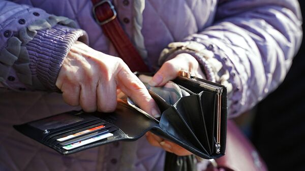 Женщина достает из кошелька деньги - Sputnik Беларусь