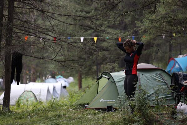 Жили молодые люди в палаточном лагере на берегу реки Чуя - Sputnik Беларусь