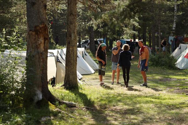 Жили молодые люди в палаточном лагере на берегу реки Чуя - Sputnik Беларусь