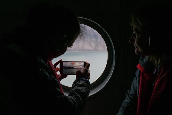 Журналисты снимают один из островов архипелага Шпицберген из вертолета - Sputnik Беларусь