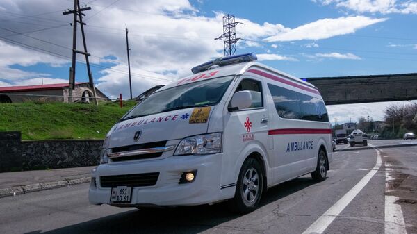 Машина скорой помощи едет по дороге в Ереване - Sputnik Беларусь