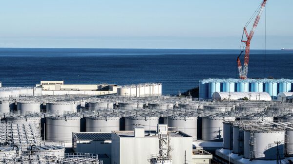 Резервуары для хранения загрязненной воды на атомной электростанции Фукусима - Sputnik Беларусь