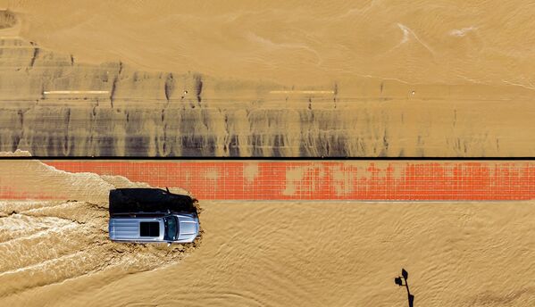 Затопленная трасса в Таузенд-Палмс в долине Коачелла.&quot;Хилари&quot; принес за 24 часа от 5 до 10 дюймов (12-25 см) осадков – столько обычно выпадает в пустынях за год. - Sputnik Беларусь