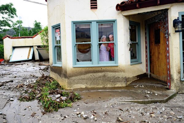 Жители города Юкайа ждут помощь в своем доме. Система экстренной помощи 911 вышла из строя во время шторма. - Sputnik Беларусь