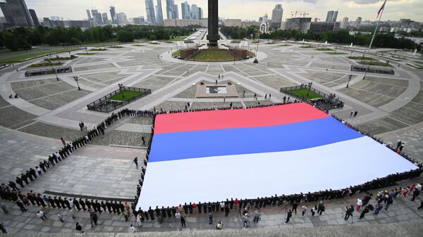 Российский флаг, развернутый на праздновании Дня российского флага на Поклонной горе в Москве - Sputnik Беларусь
