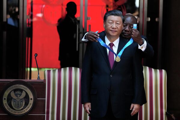 Председатель Китая Си Цзиньпин получил орден Южной Африки от президента Сирила Рамафозы. - Sputnik Беларусь