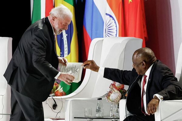 Президент ЮАР Сирил Рамафоза (справа) с президентом Бразилии Луисом Инасиу Лула да Силва (слева). - Sputnik Беларусь