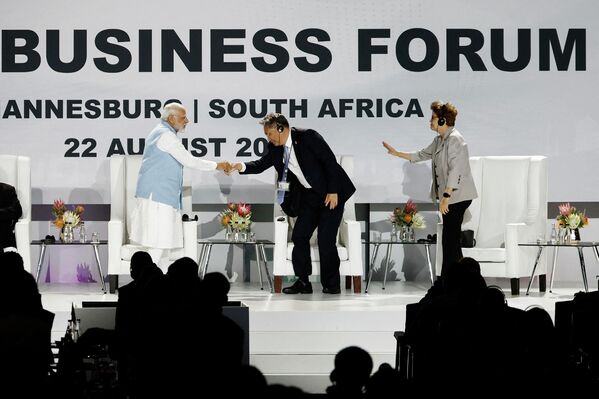 Премьер-министр Индии Нарендра Моди (слева), министр торговли Китая Ван Вэньтао и бывший президент Бразилии, ныне председатель Нового банка развития Дилма Руссефф в первый день саммита БРИКС. - Sputnik Беларусь