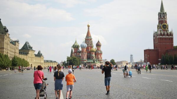 Люди гуляют на Красной площади - Sputnik Беларусь