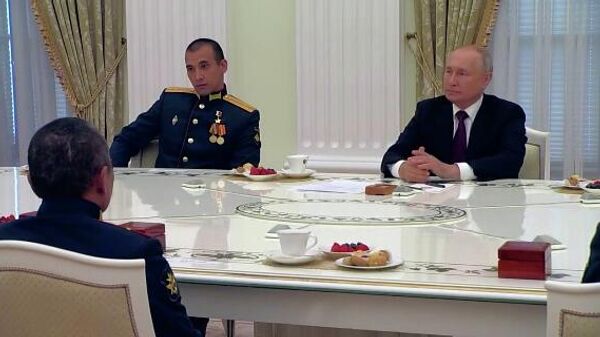 Путин встретился в Кремле с экипажем танка Алеша ― видео - Sputnik Беларусь