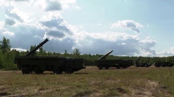 Расчеты Искандер-М отрабатывают нанесение ракетных ударов ― видео - Sputnik Беларусь