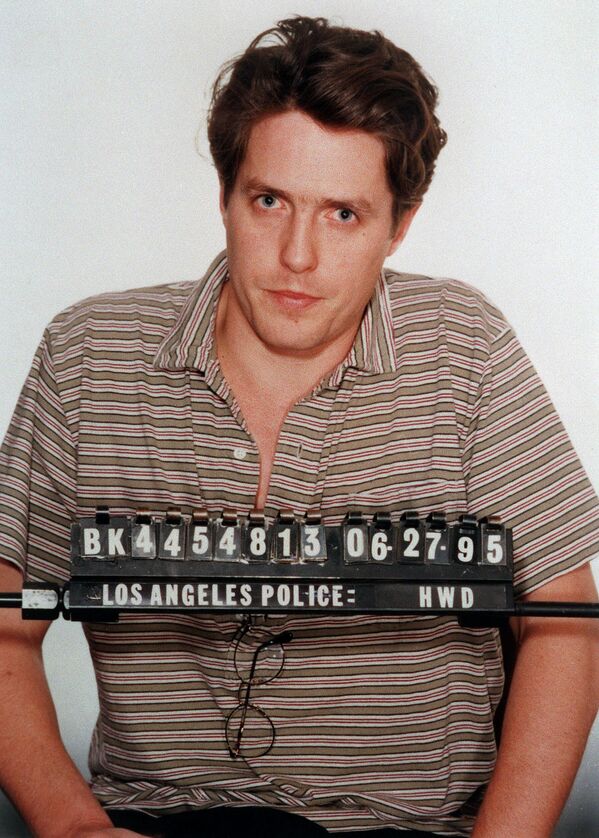 Попадал в руки полиции и британский актер Хью Грант. Фото сделано Департаментом полиции Лос-Анджелеса 27 июня 1995 года, после его ареста за непристойное поведение с проституткой на бульваре Сансет в Голливуде. В итоге британского сердцееда арестовали за нарушение общественного порядка. - Sputnik Беларусь