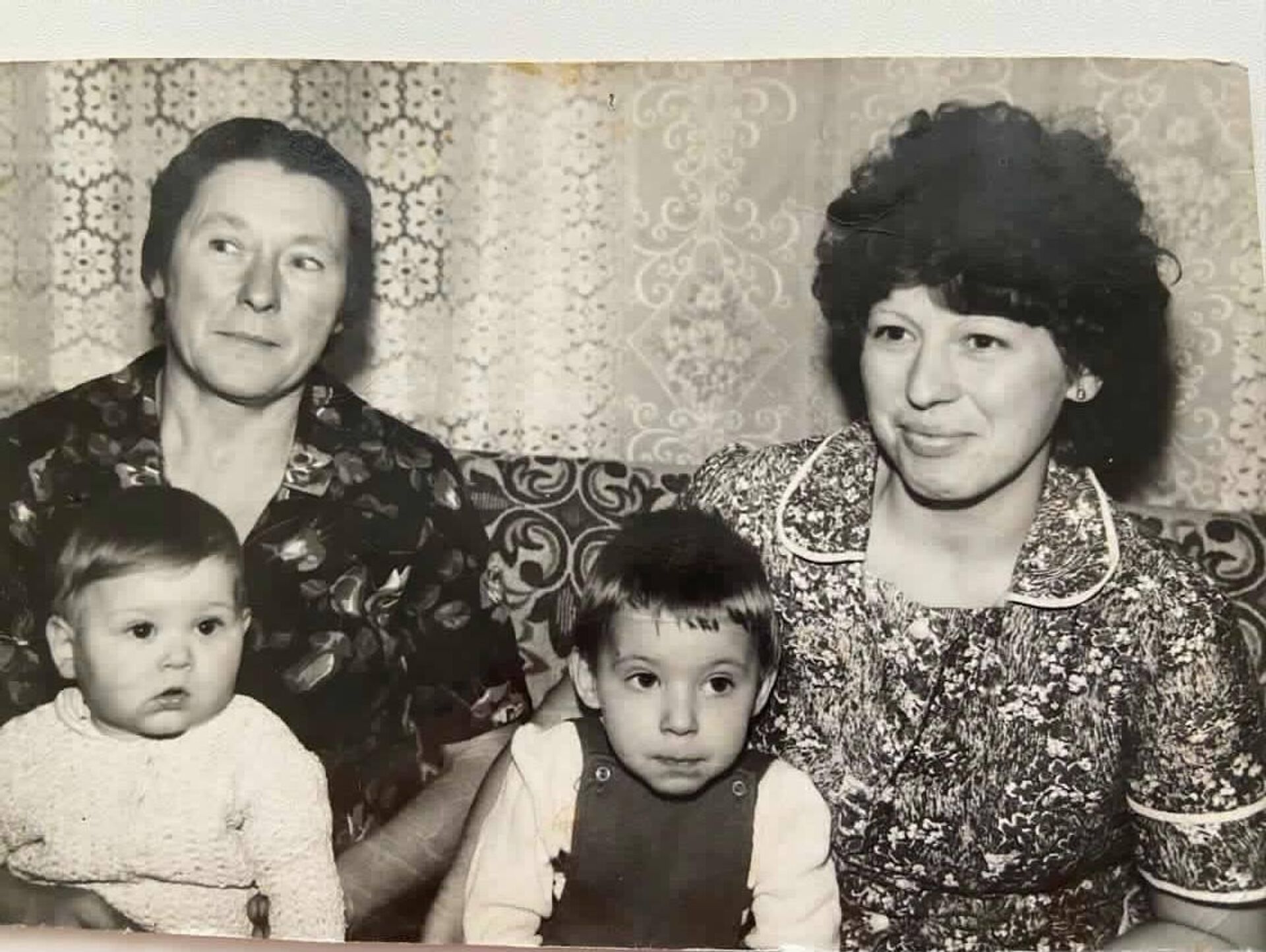 До первого класса Юля и ее сестра редко видели маму – ее им заменила бабушка - Sputnik Беларусь, 1920, 29.08.2023
