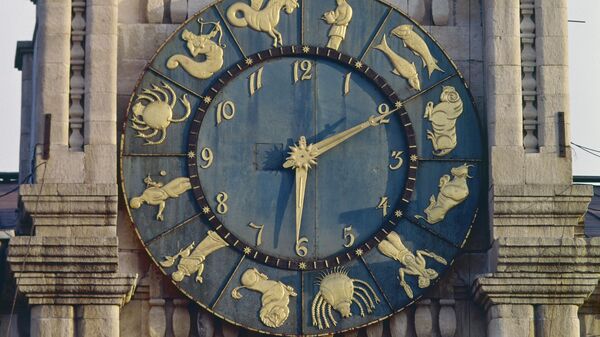 Часы со знаками зодиака на башне Казанского вокзала в Москве - Sputnik Беларусь