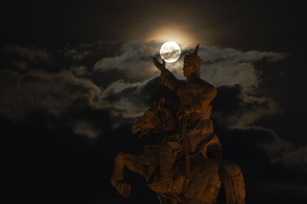 Супермесяц узыходзіць каля коннай статуі Дамдзіна Сухэ-Батара на плошчы Сухэ-Батара ва Улан-Батары, Манголія. - Sputnik Беларусь