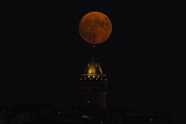 Поўня ўзыходзіць за вежай Галата ў Стамбуле, Турцыя. - Sputnik Беларусь