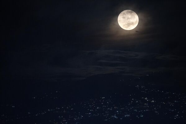 Луна над районом Валле в Каракасе. - Sputnik Беларусь