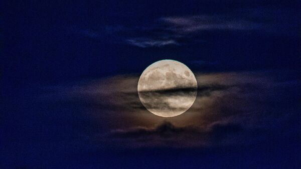Голубая Луна восходит над мысом Неддик, Йорк, штат Мэн, 30 августа 2023 года. - Sputnik Беларусь
