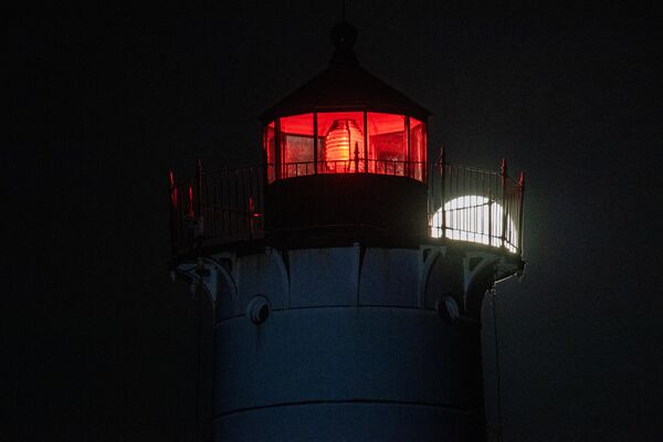 Блакітны месяц падымаецца за маяком Набл на мысе Нэдзік, Йорк, штат Мэн. - Sputnik Беларусь