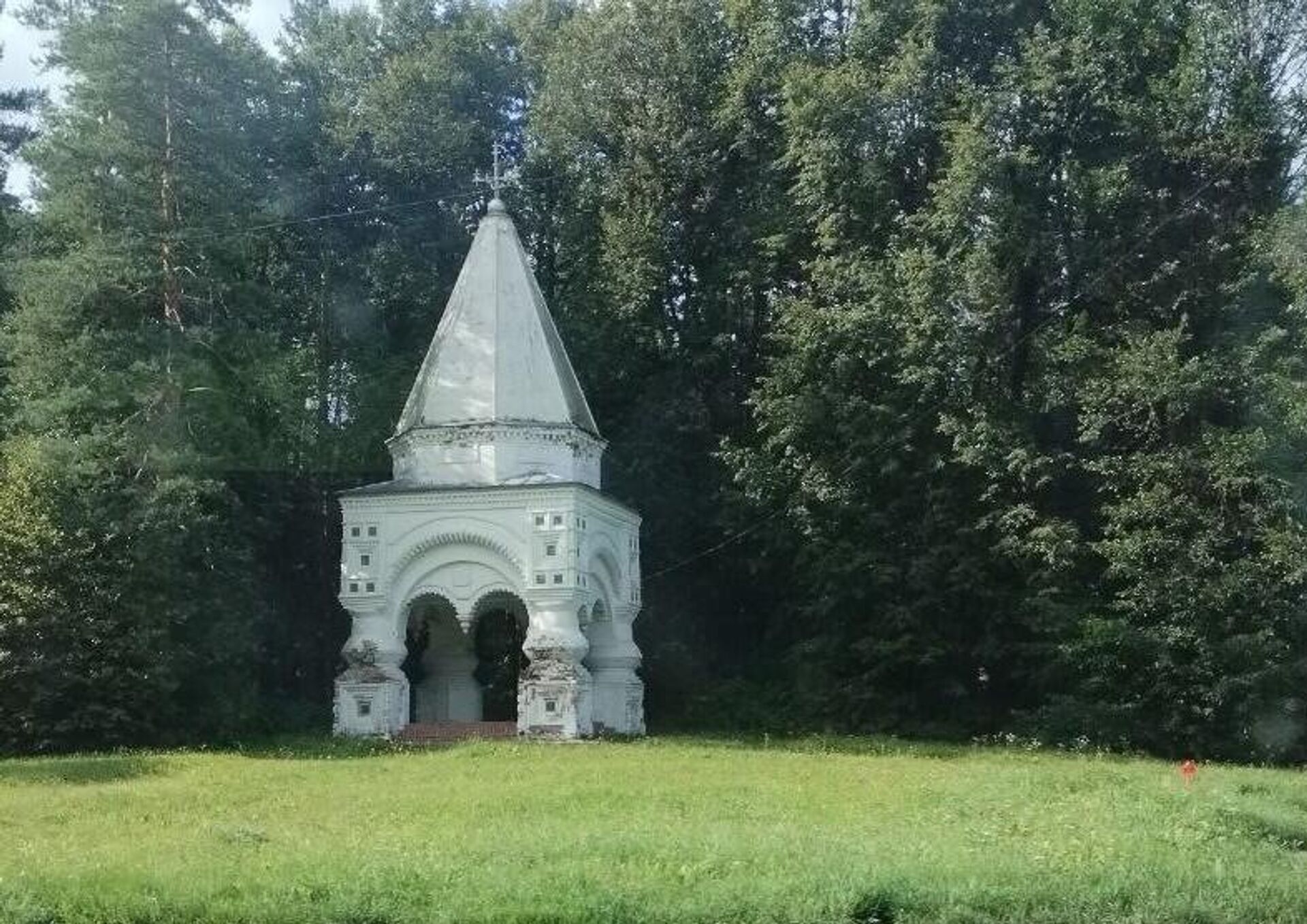 Островок старинной Руси – часовня Крест недалеко от въезда в город. - Sputnik Беларусь, 1920, 31.08.2023