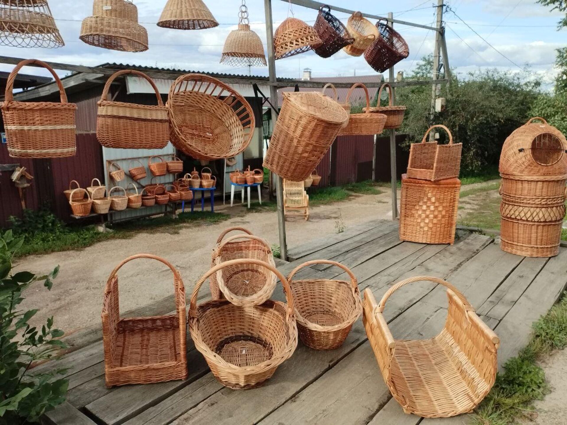 Недалеко когда-то была конная станция – ям, а теперь здесь продают плетеные изделия - Sputnik Беларусь, 1920, 31.08.2023