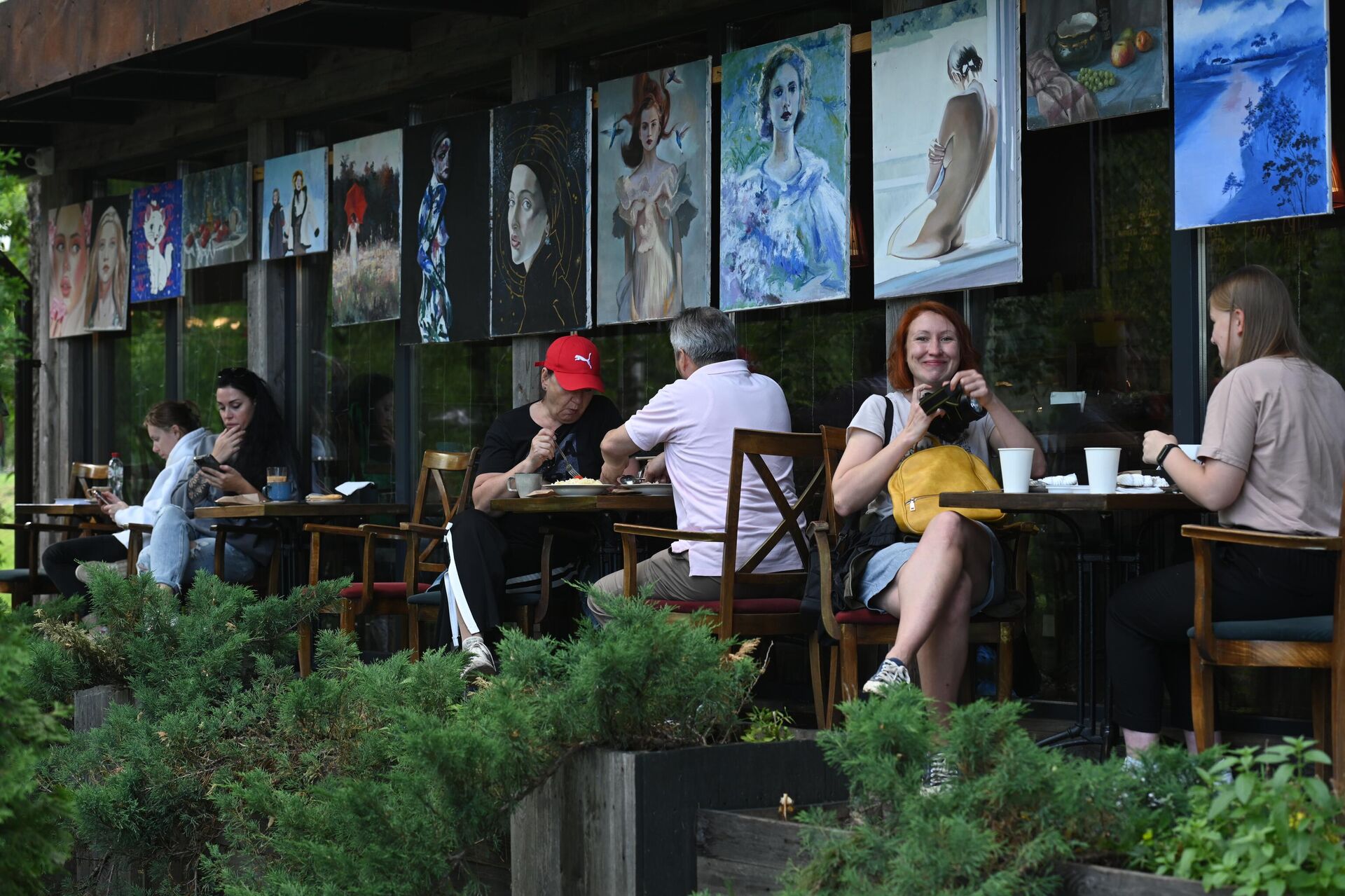 Отдыхающие в кафе на набережной реки Трубеж в городе Переславль-Залесский. - Sputnik Беларусь, 1920, 31.08.2023