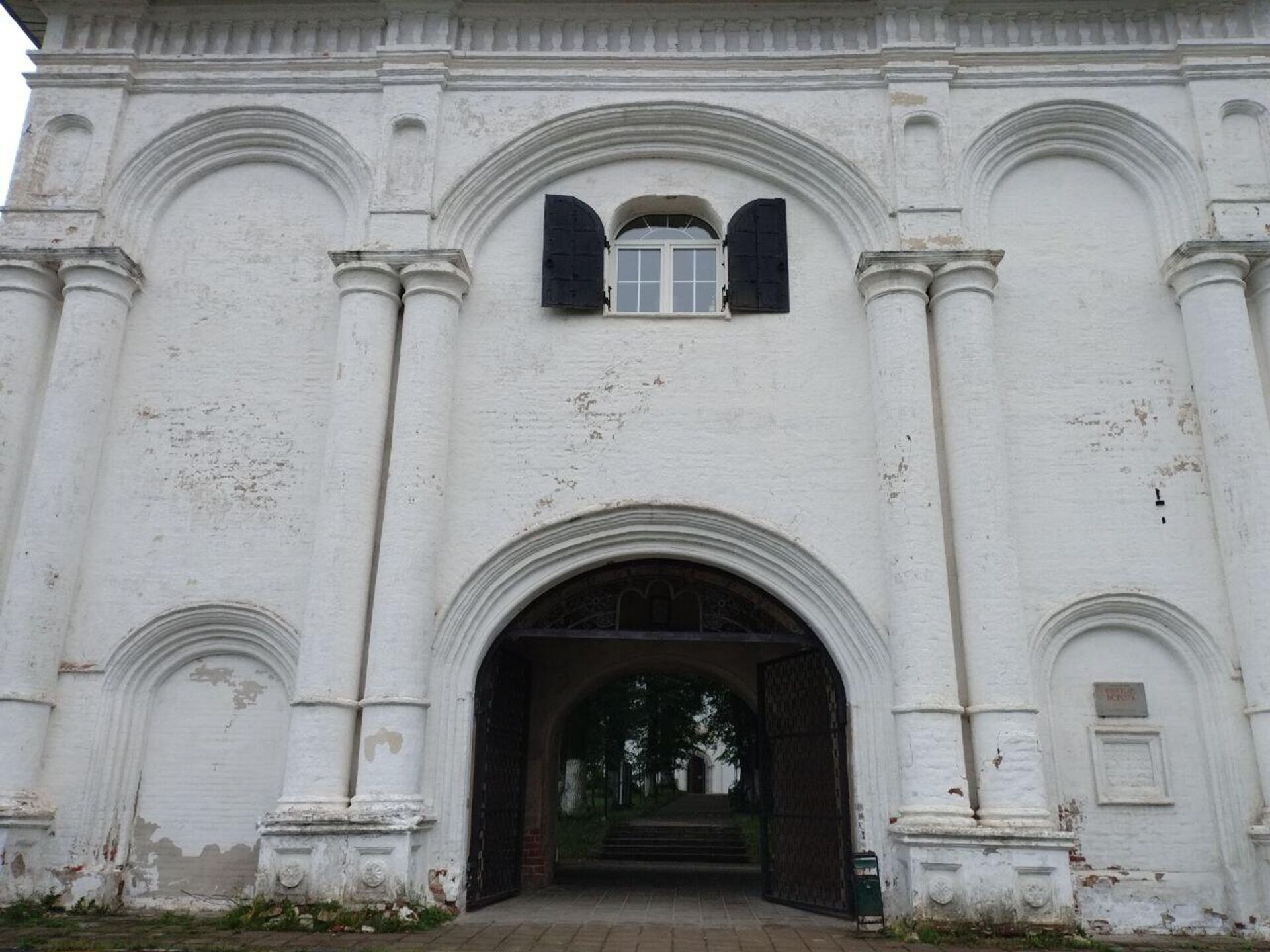 Пройдя через ворота Троицкого Данилова монастыря, думаешь, что оказался в прошлом.  - Sputnik Беларусь, 1920, 31.08.2023