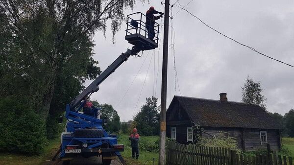 Энергетики восстановили электроснабжение в населенных пунктах, пострадавших от непогоды - Sputnik Беларусь