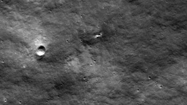 Изображение LRO от 24 августа 2023 года — после появления нового ударного кратера, вероятно, образовавшегося в результате российской миссии Луна-25 - Sputnik Беларусь